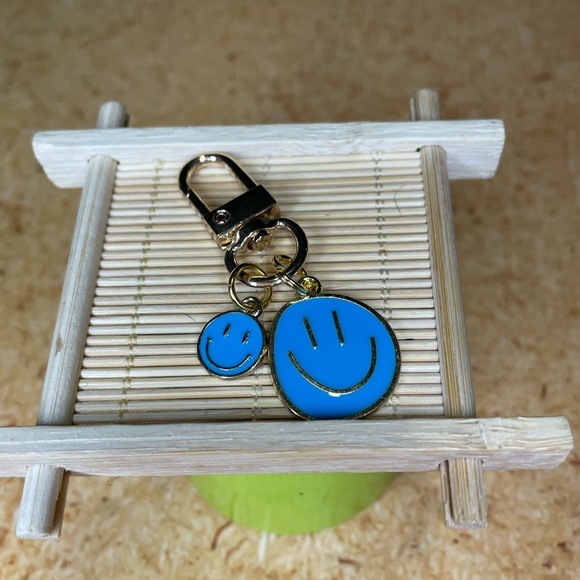 Small Blue Smiley Face Charm Keychain - Picture 1 of 2